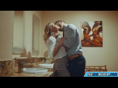 ❤️ Kung ang usa ka busty blonde naghaylo kanimo sa usa ka publiko nga kasilyas ️❌  Sex sa amon ☑